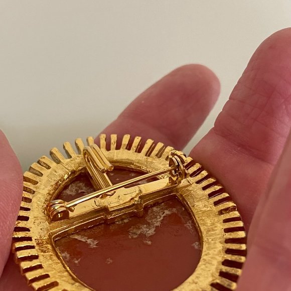 Vintage Style Cameo Brooch Pin Pendant Resin on Goldtone Oval 1.5 in x 2 in - Picture 6 of 9